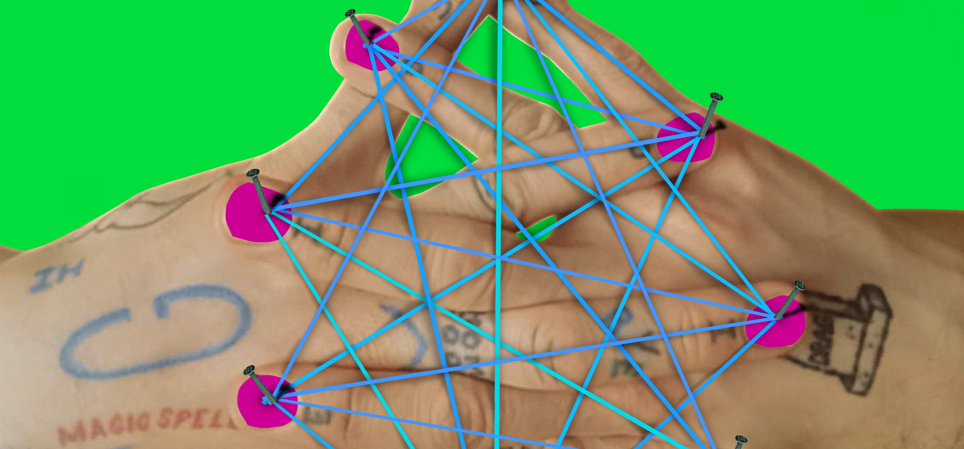 Zwei tätowierte Hände greifen vor einem grünen Hintergrund ineinander. Auf den pinken Fingernägeln sind Nägel befestigt. An den Nägeln sind Schnüre gespannt und bilden ein Muster.