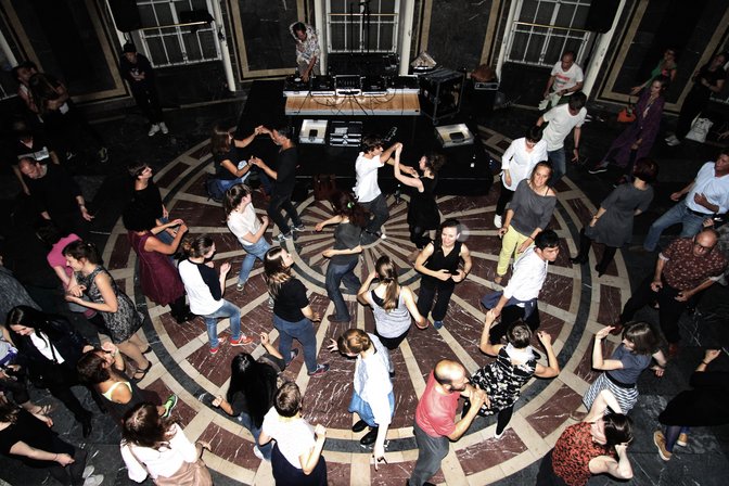 Tanzende Menschen bei der Tanz im August 2014 Abschlussparty