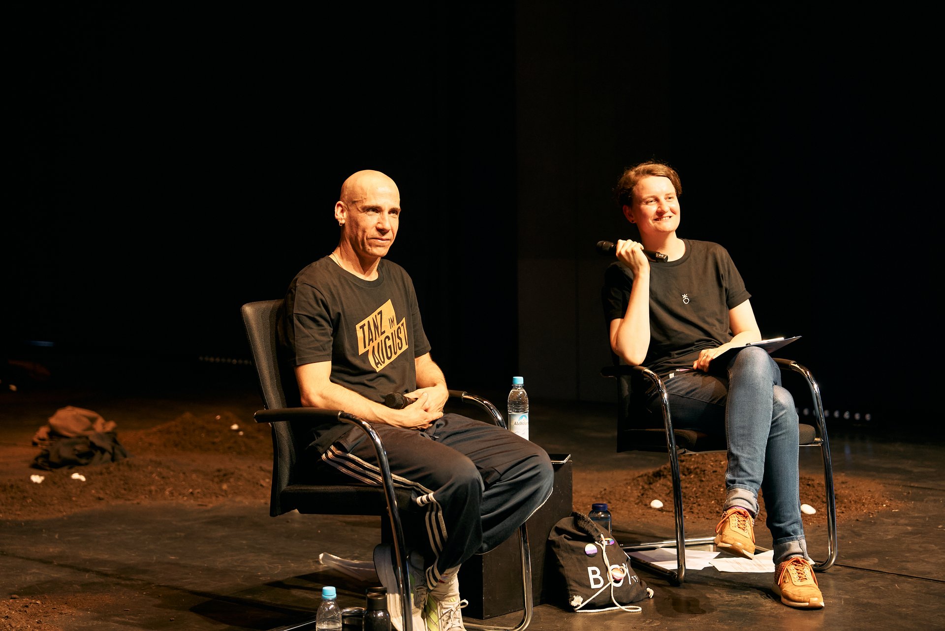 Daniel Mariblanca ist zusammen mit Jenny Mahla während Beyon the Stage auf der Bühne fotografiert.