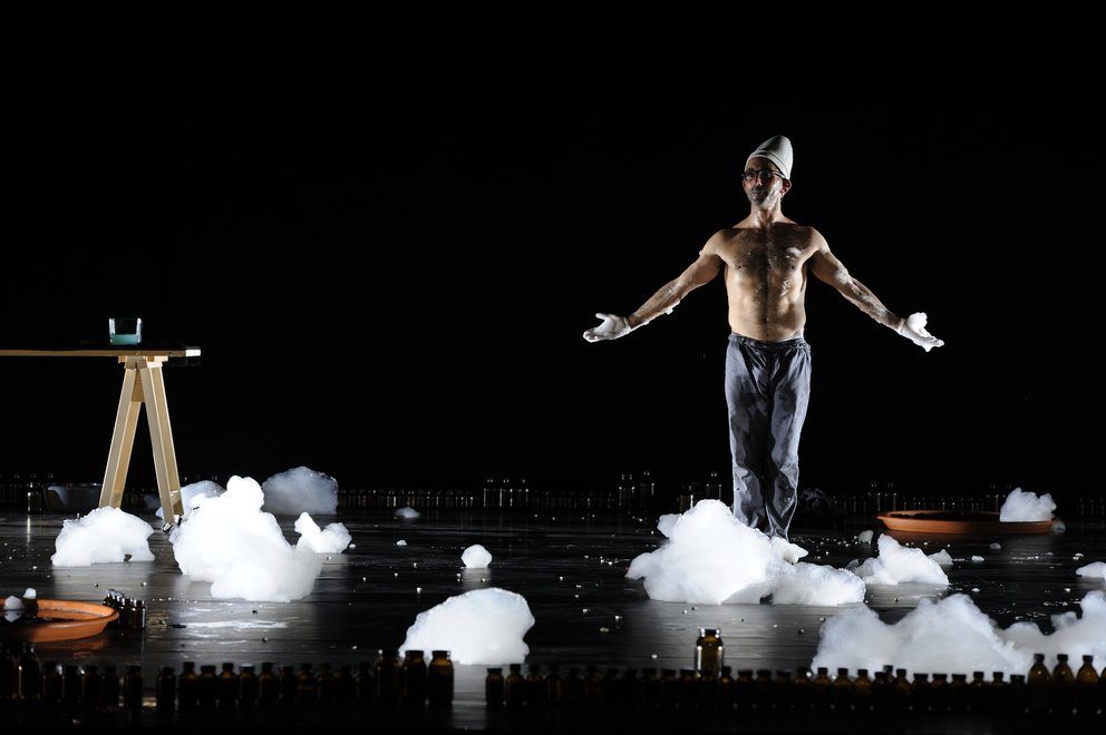 Jan Fabre/Troubleyn & Antony Rizzi: Drugs kept me alive, Tanz im August 2012, Schaubühne am Lehniner Platz