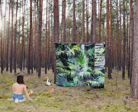 Foto von der Choreografin und Tänzerin Claire Sobottke im Wald für ihre Uraufführung "Velvet"