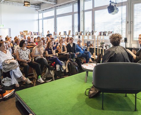 Künstler*innengespräch in der Bibliothek im August