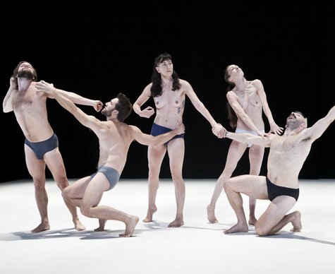 Fünf Tänzer*innen posieren in "The Fading of the Marvelous" von Catherine Gaudet