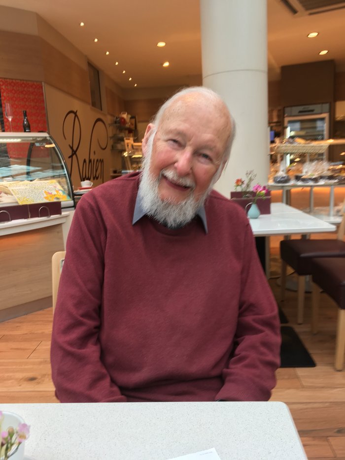 Ein Handyfoto von Klaus Rabien in seiner Konditorei.