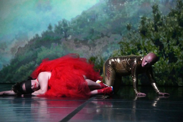 Zwei Performer*innen im Stück "Happy Island" von La Ribot