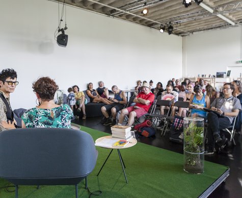 Künstler*innengespräch bei Tanz im August in der Bibliothek im August