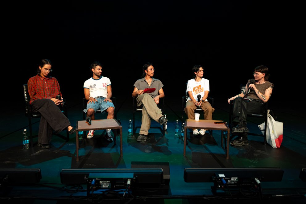 Clara Furey, Justin De Luna, Be Heintzman Hope und Brian Mendez stehen zusammen mit Alina Lauer während Beyond the Stage auf der Bühne.