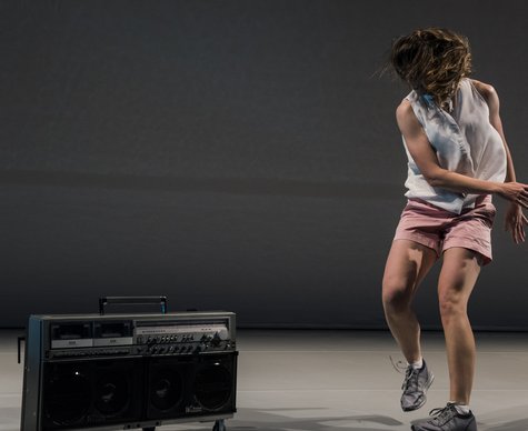 Nicola Gunn tanz neben einem Ghettoblaster in ihrem Stück "Pice for Person and Ghetto Blaster"