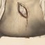 Anatomische Zeichnung eines geöffneten Bauches mit sichtbarer Blutung und chirurgischen Nähten, von Tüchern umrahmt.