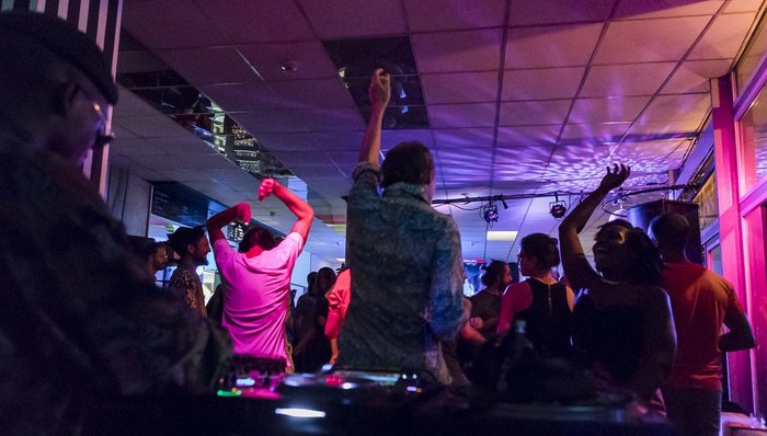 Partyfoto im Festivalzentrum im WAU