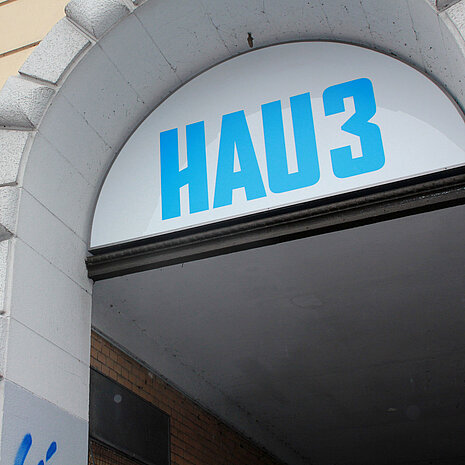 Frontansicht des Hebbel am Ufer HAU3 in Berlin.
