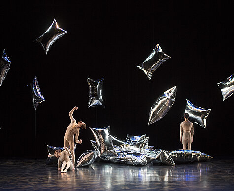Produktionsfoto aus der neuen Interpretation von Merce Cunninghams "RainForest" durch das Ballet de Lorraine