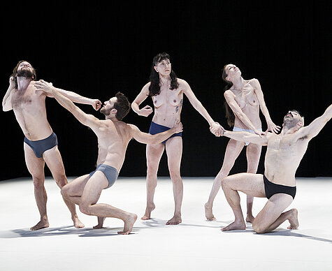 Fünf Tänzer*innen posieren in "The Fading of the Marvelous" von Catherine Gaudet