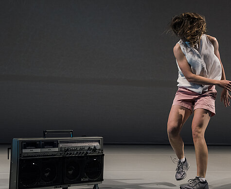 Nicola Gunn tanz neben einem Ghettoblaster in ihrem Stück "Pice for Person and Ghetto Blaster"
