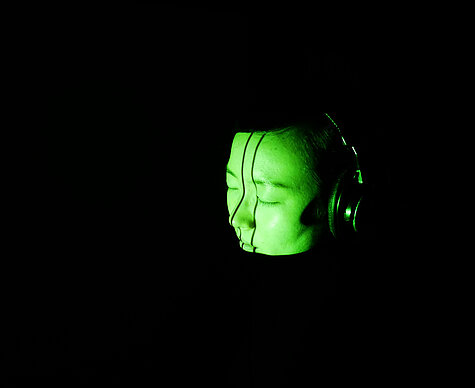 In "Haptic Installation" projiziert Hiroaki Umeda eine Lichtchoreografie auf die Augenlieder des Publikums
