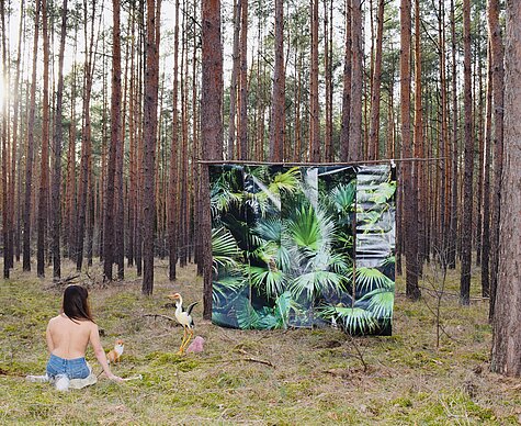 Foto von der Choreografin und Tänzerin Claire Sobottke im Wald für ihre Uraufführung "Velvet"
